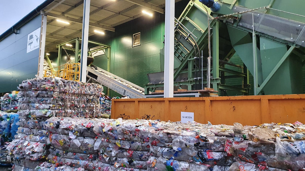Popredný európsky recyklátor PET fliaš navyšuje investície na Slovensku o 12 miliónov eur